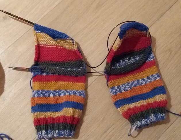 twee sokken breien op een rondbreinaald