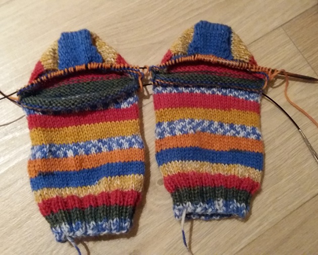Twee sokken tegelijk breien